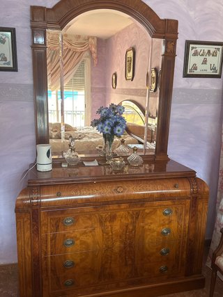 Cómoda de madera con espejo