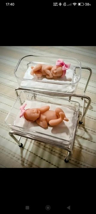 Cuna artesanal transparente con bebé reborn