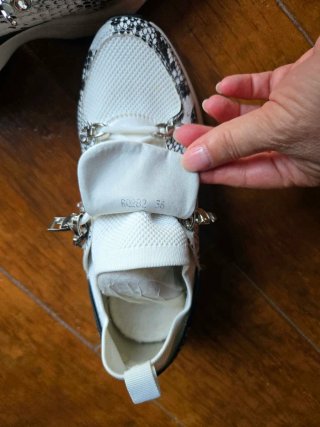 Sapatilhas pretas e brancas com detalhes