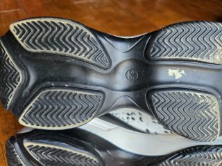 Sapatilhas pretas e brancas com detalhes