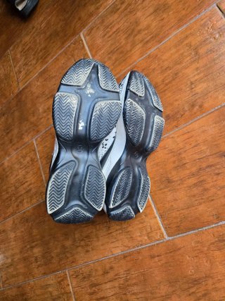 Sapatilhas pretas e brancas com detalhes