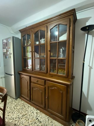 Aparador de madera con vitrina
