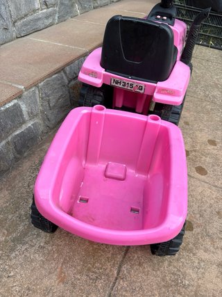 Tractor infantil rosa con remolque