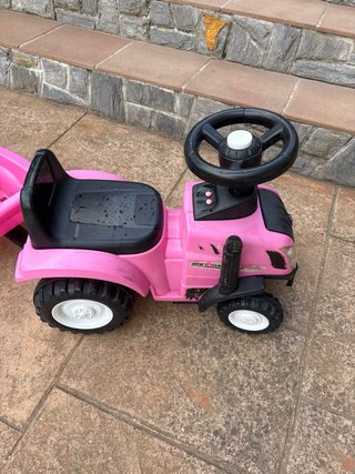 Tractor infantil rosa con remolque