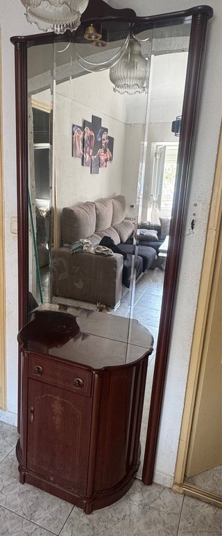Mueble de madera con espejo