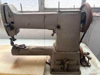 Máquina de coser industrial con mesa