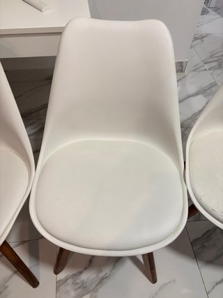 Juego de 4 sillas blancas con patas de madera