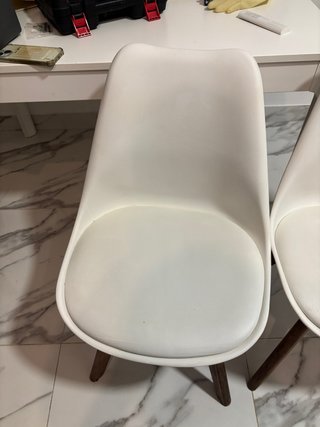 Juego de 4 sillas blancas con patas de madera