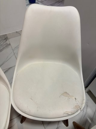 Juego de 4 sillas blancas con patas de madera