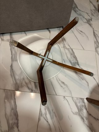 Juego de 4 sillas blancas con patas de madera