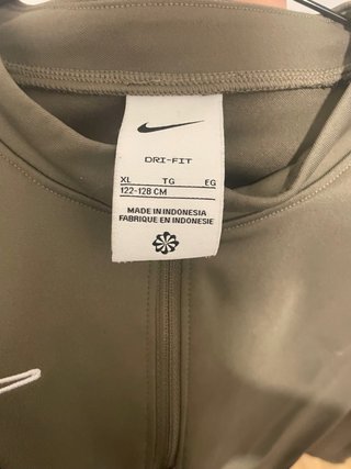 Sudadera deportiva Nike verde y negra