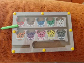 Juego de mesa magnético con bolas de colores