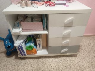 Cómoda infantil blanca y gris