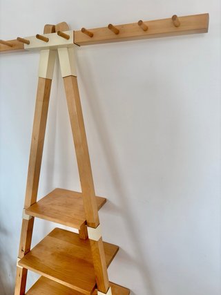 Estantería de madera estilo escalera