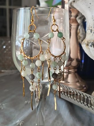 Orecchini artigianali con agata azzurro polvere.
