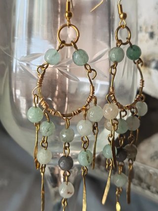 Orecchini artigianali con agata azzurro polvere.