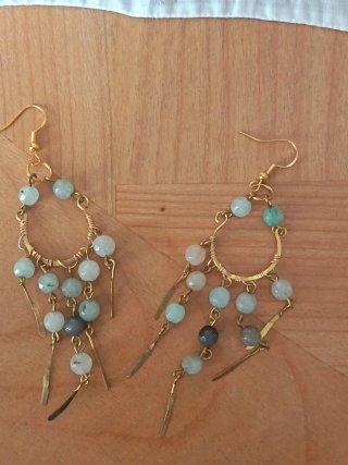 Orecchini artigianali con agata azzurro polvere.