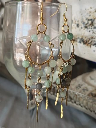 Orecchini artigianali con agata azzurro polvere.
