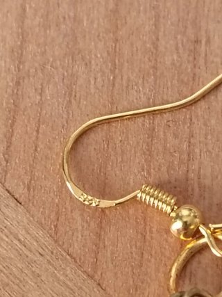 Orecchini artigianali con agata azzurro polvere.
