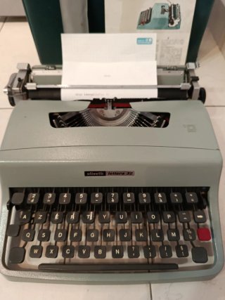 Macchina da scrivere Olivetti Lettera 32