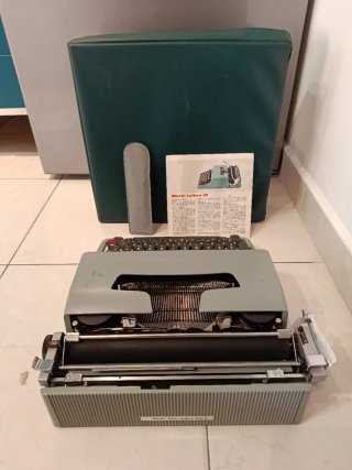 Macchina da scrivere Olivetti Lettera 32
