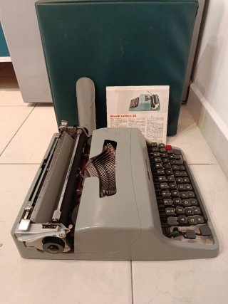 Macchina da scrivere Olivetti Lettera 32