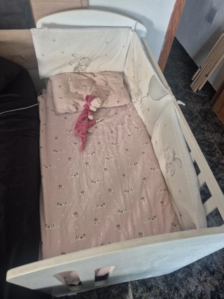 Cuna de bebé blanca con osito y corazones