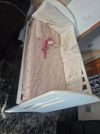 Cuna de bebé blanca con osito y corazones
