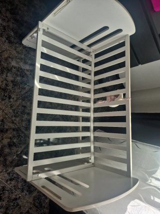 Cuna de bebé blanca con osito y corazones