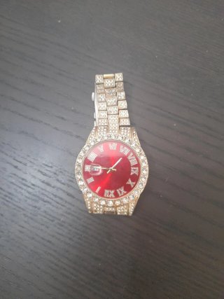 Reloj dorado brillante con caja