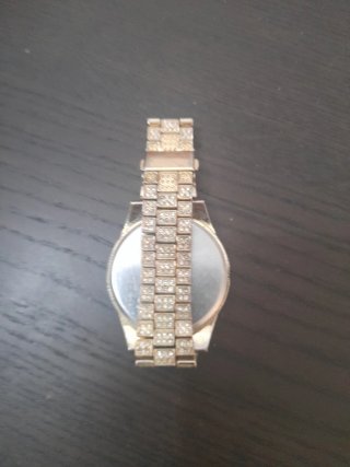 Reloj dorado brillante con caja