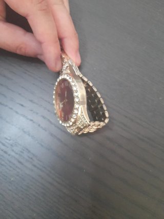 Reloj dorado brillante con caja