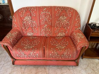 Sofá 2 plazas rojo teja con estampado floral