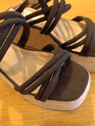 Sandalias ZARA cuña negras y beige