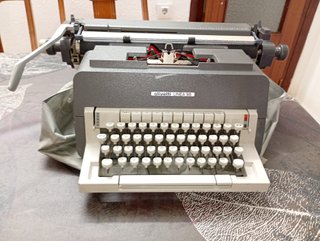 Máquina de escribir Olivetti Línea 98