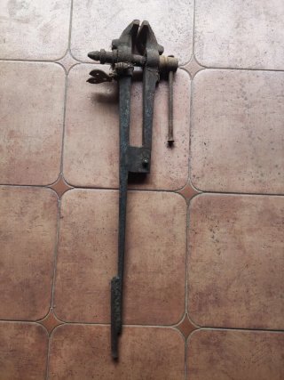 Tornillo de banco de herrero antiguo