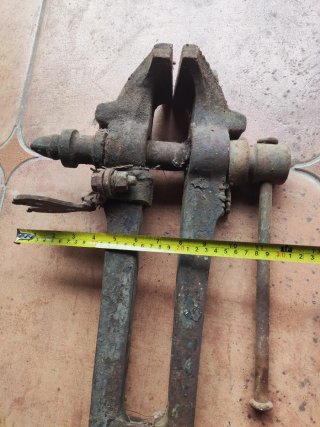 Tornillo de banco de herrero antiguo