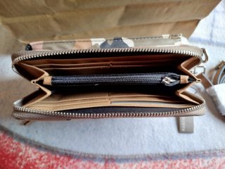 Funda para Colgar el Móvil y Cartera todo en 1.