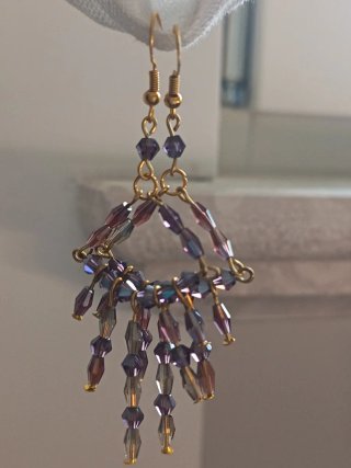 Orecchini artigianali con cristalli viola.
