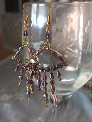 Orecchini artigianali con cristalli viola.