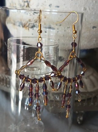 Orecchini artigianali con cristalli viola.