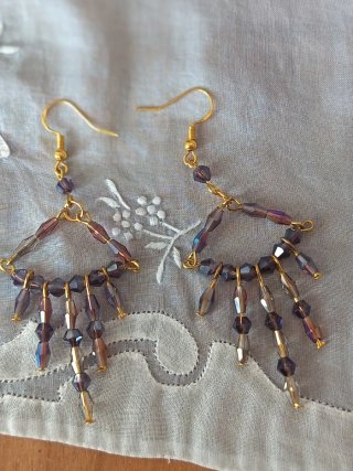 Orecchini artigianali con cristalli viola.