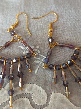 Orecchini artigianali con cristalli viola.