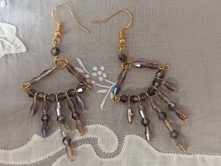Orecchini artigianali con cristalli viola.