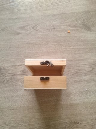 Caja de madera pequeña con cierre