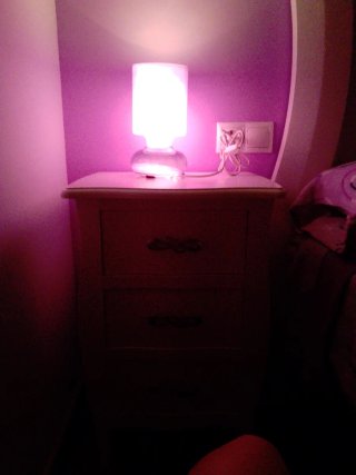 Lámpara de mesa morado oscuro.