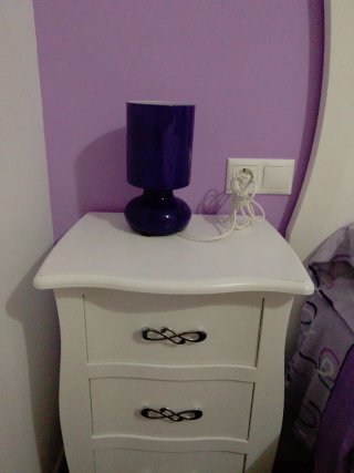Lámpara de mesa morado oscuro.