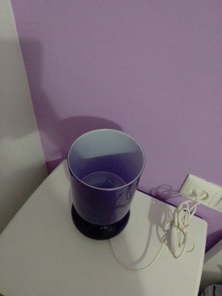 Lámpara de mesa morado oscuro.