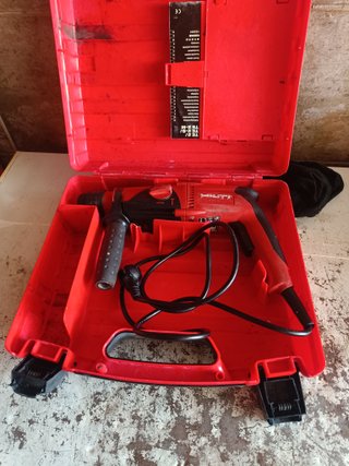 Taladro percutor Hilti con maletín