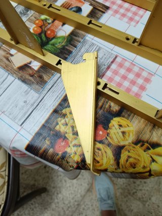 Estantería de aluminio dorada